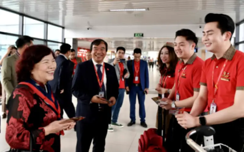 Lãnh đạo Vietjet chúc Tết phi hành đoàn, tặng lì xì cho hành khách đầu xuân