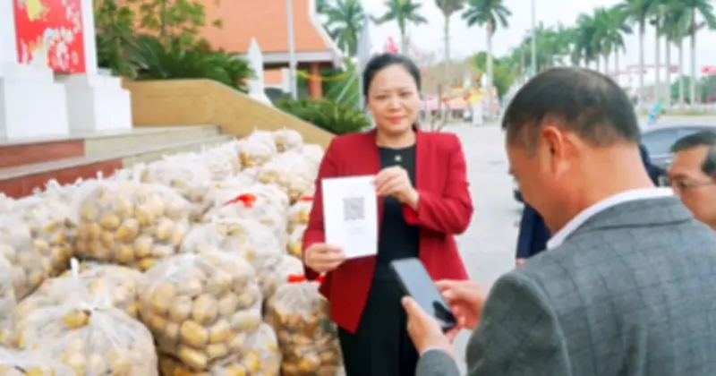 Lãnh đạo xã Vũ Thư livestream bán khoai tây, hỗ trợ nông dân tiêu thụ 4,5 tấn