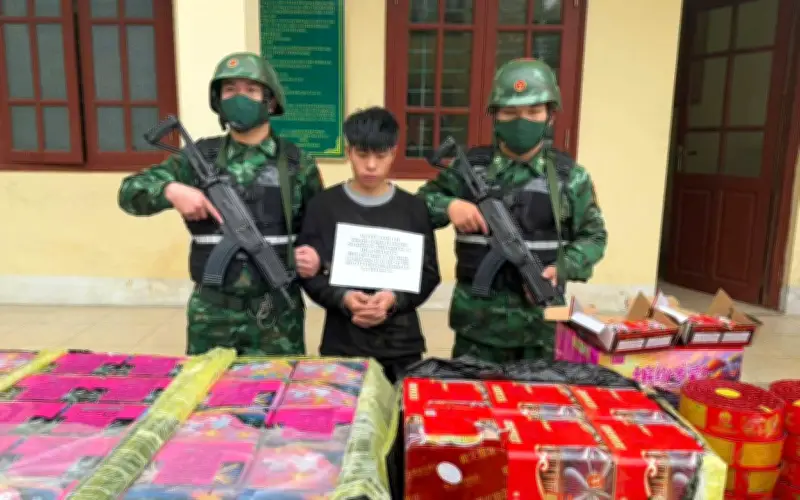 Lào Cai: Công hàng trăm kg pháo lậu qua sông, thanh niên 20 tuổi bị tóm gọn