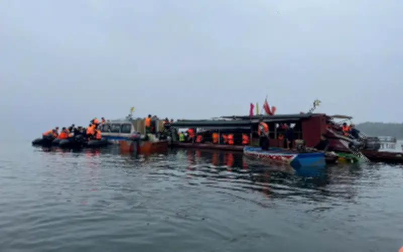 Lào Cai: Khẩn trương tìm kiếm 5 người mất tích sau vụ chìm tàu trên hồ Thác Bà
