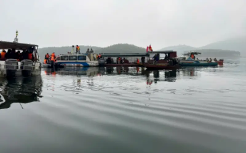 Lào Cai: Tìm thấy thi thể cháu bé trong vụ lật tàu chở khách trên hồ Thác Bà