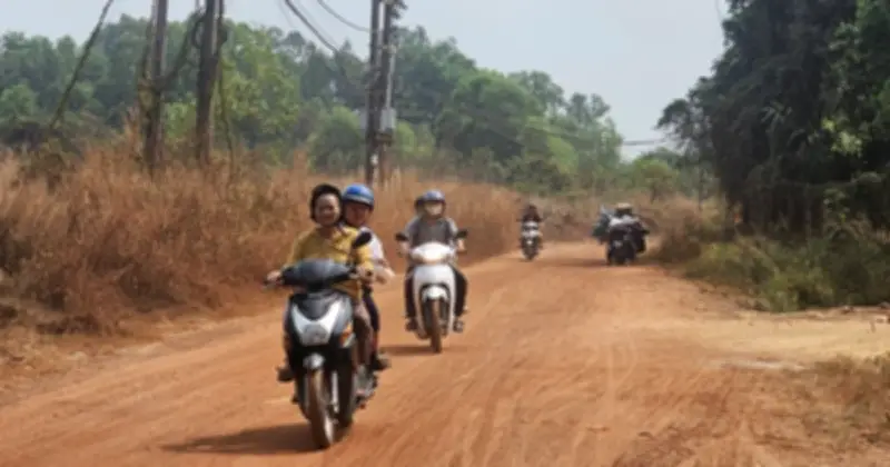 Đường Lò Lu TPHCM: Bụi đỏ mù mịt, dân khổ sở chờ con đường nhựa