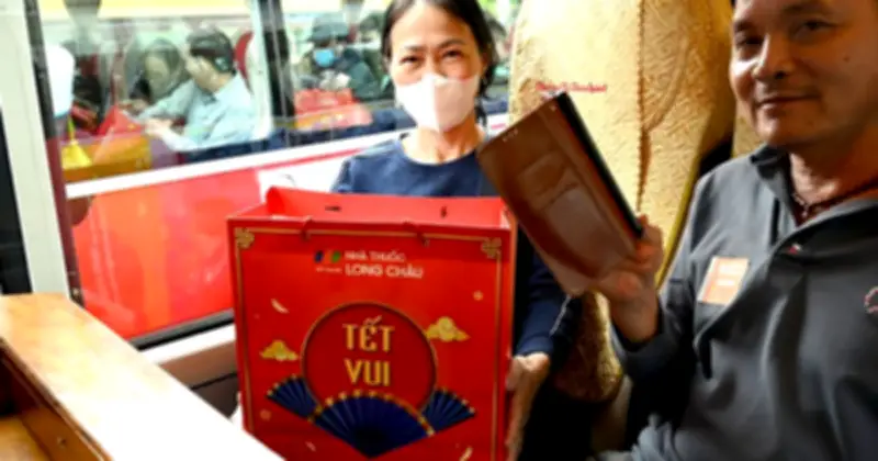 Long Châu và Bệnh viện Trung ương Huế đưa bệnh nhân khó khăn về quê đón Tết Bính Ngọ