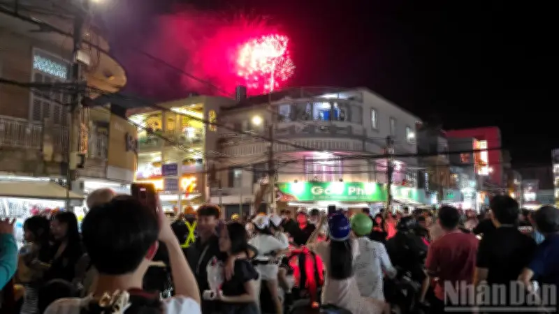 Long Xuyên nhộn nhịp đón giao thừa với pháo hoa rực rỡ