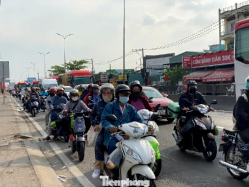 Lượt người đổ về TP.HCM sau Tết, quốc lộ và cao tốc chật kín phương tiện