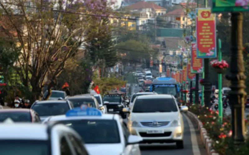 Đà Lạt ngập tràn du khách dịp Tết, phòng nghỉ kín đặc, giao thông ùn tắc