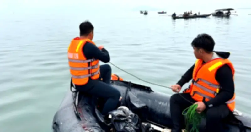 Lật thuyền Hồ Thác Bà: Tìm thấy thi thể bé trai 11 tuổi, tiếp tục tìm kiếm 5 người mất tích