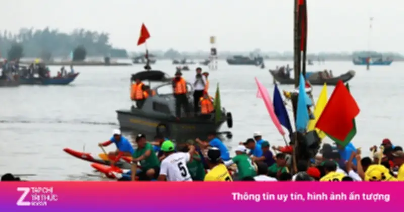 Lật thuyền khi xem đua ghe ở Huế, hai mẹ con tử nạn trong lễ hội cầu ngư