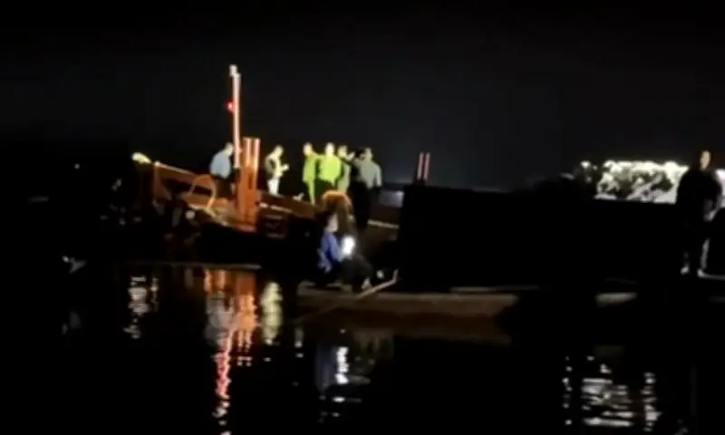 Lật tàu chở khách trên hồ Thác Bà, 6 người mất tích trong đêm mùng 5 Tết