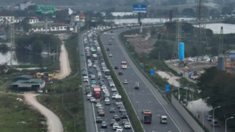 Lưu lượng phương tiện tăng cao, CSGT dự kiến phân làn ưu tiên vào TP Hà Nội và TP HCM