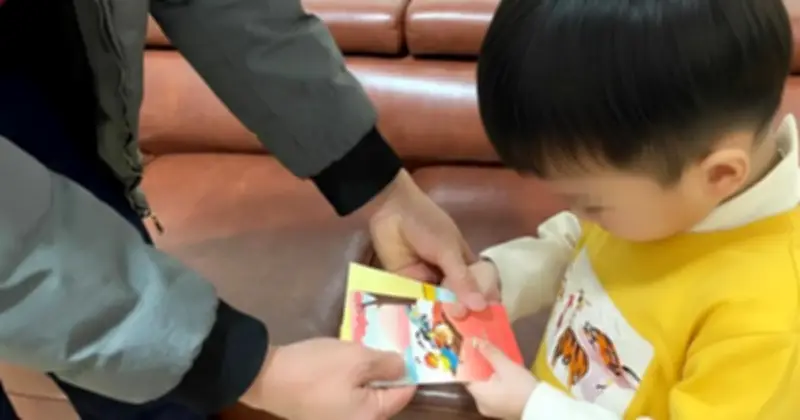 Trò đùa lì xì ngày Tết: Khi người lớn vô duyên và trẻ con 'định giá' tình thân