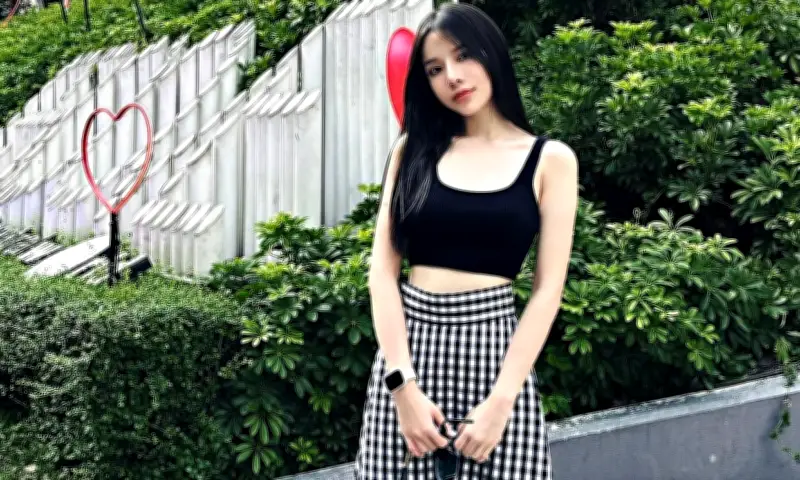 LyLy - Nữ chính 'Thỏ ơi' khoe vòng eo 55 cm với gu thời trang tôn dáng đời thường