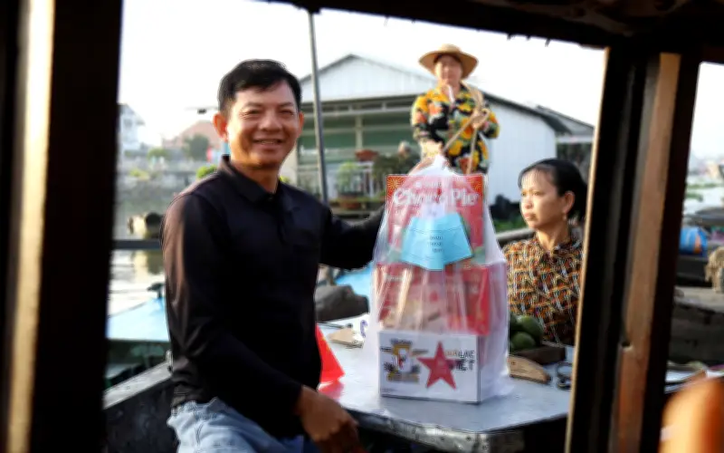 Lãnh đạo Cần Thơ trao 400 phần quà Tết cho thương hồ chợ nổi Cái Răng