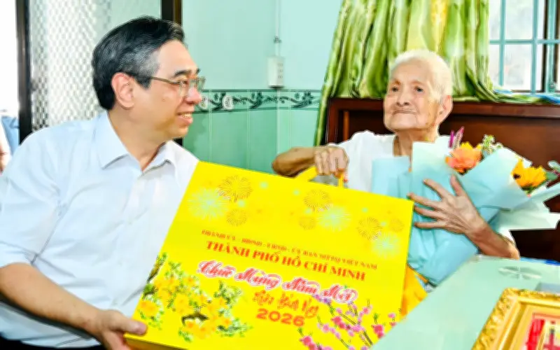 Lãnh đạo TP.HCM thăm hỏi, trao quà Tết cho các gia đình tiêu biểu và khó khăn