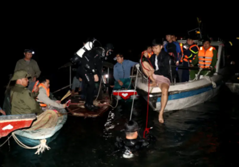 Đêm dài tìm kiếm nạn nhân mất tích trong vụ chìm tàu ở Lào Cai