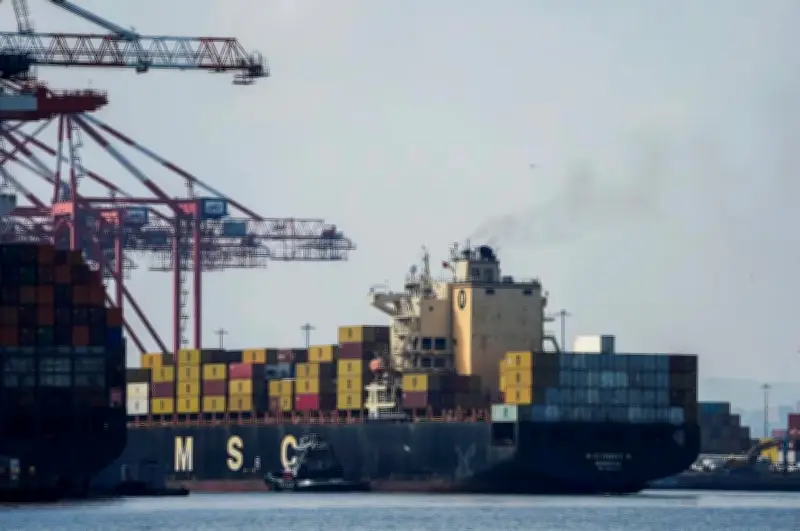 Mỹ dừng thu thuế cũ của Trump, EU lo ngại về thuế mới 15% và thỏa thuận thương mại