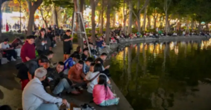 Đêm Giao Thừa 2026: Hồ Hoàn Kiếm Ngập Tràn Người Đón Pháo Hoa