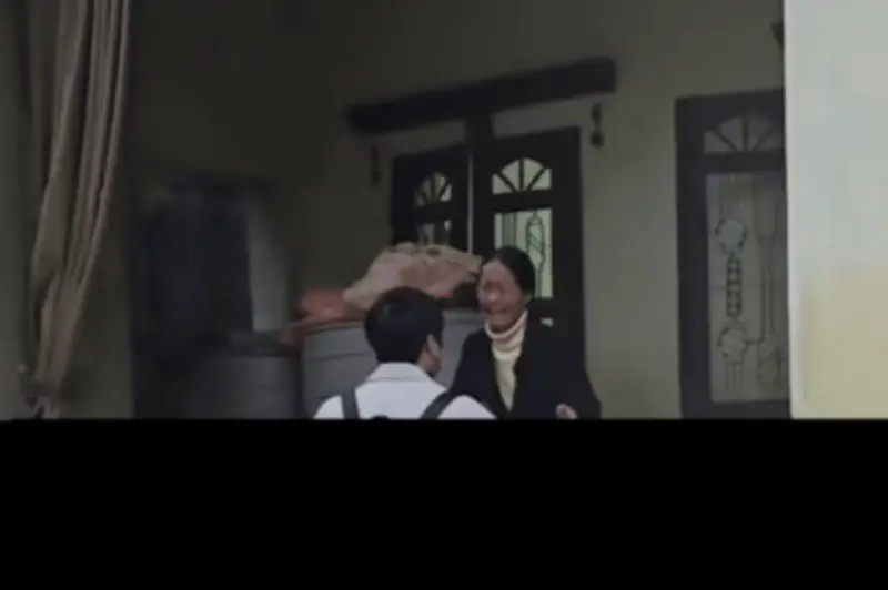 Mẹ khóc nấc ôm con trai bí mật từ Nhật Bản về nhà sau 3 năm xa cách