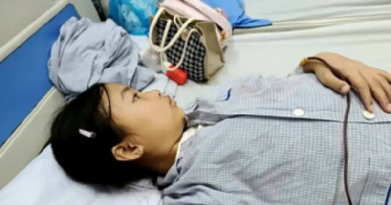 Mẹ nghèo vay nợ cứu con gái út bị ung thư, chồng và con trai bỏ mặc