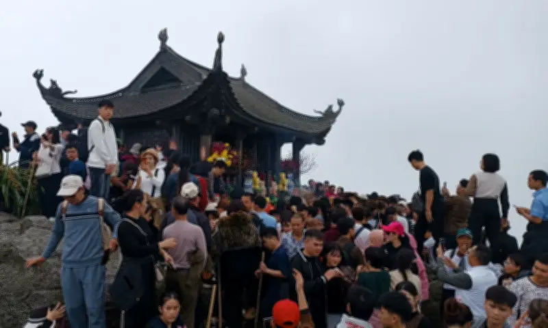 Ám ảnh 'biển người' chen chân đi lễ đầu năm: Du xuân biến tướng thành nỗi sợ