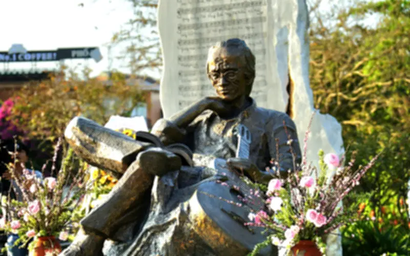 Đêm nhạc Trịnh Công Sơn bên sông Hương: Hàng trăm người cùng hát vang 'Nối vòng tay lớn'