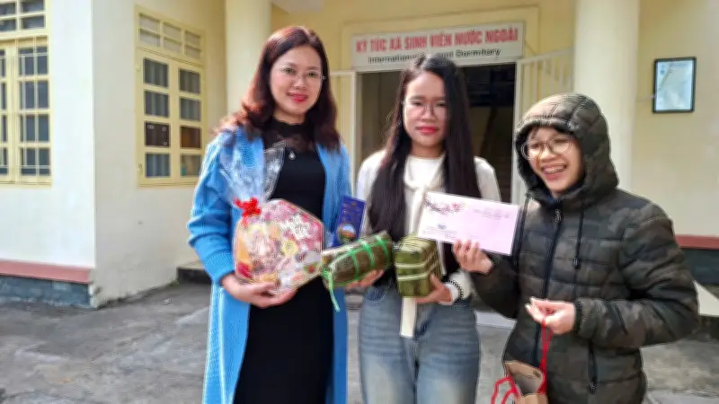 Ấm Áp Tết Xa Nhà: Lưu Học Sinh Tìm Thấy Gia Đình Thứ Hai Dưới Mái Trường Đại Học