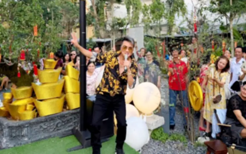 Đàm Vĩnh Hưng Tạm Đóng Quán Cafe Mới Sau Nửa Tháng Vì Quá Tải Khách