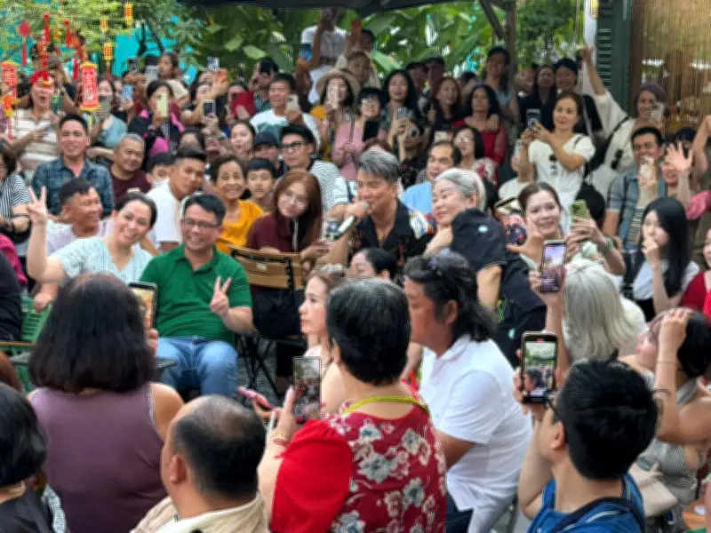 Đàm Vĩnh Hưng 'vỡ trận' vì quán cà phê quá đông, loạt sao Việt rộn ràng đón Tết