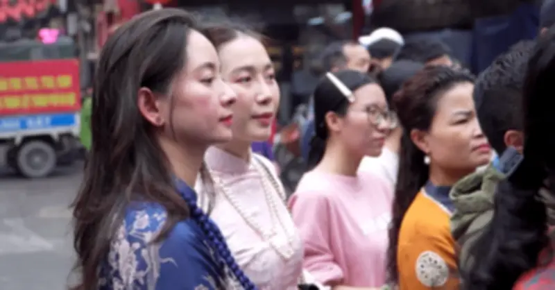 Mưa côn đi đánh bóng hút nghìn người xem tại Triều Khúc