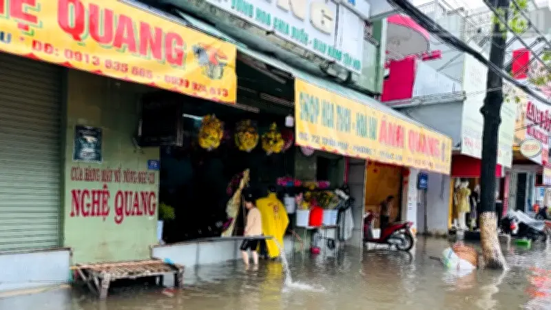 Mưa lớn trái mùa gây ngập sâu tại Bạc Liêu, đảo lộn sinh hoạt người dân