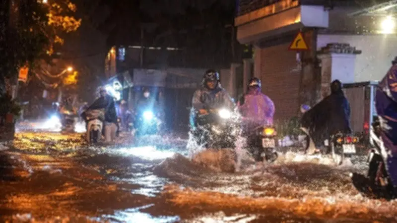 Mưa lớn và dông mạnh tiếp tục hoành hành tại Nam Bộ và Tây Nguyên