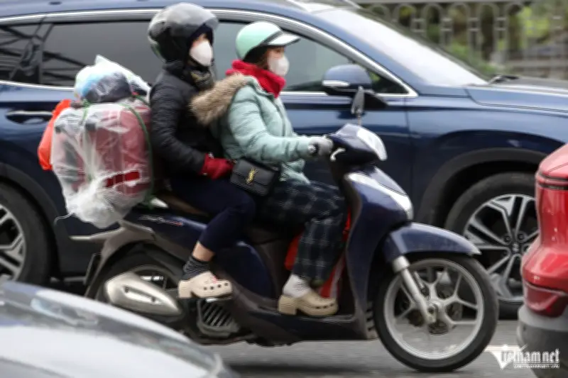 Mưa lạnh phủ đồng, người lính kính hành lý trở lại Hà Nội ngày cuối nghỉ Tết