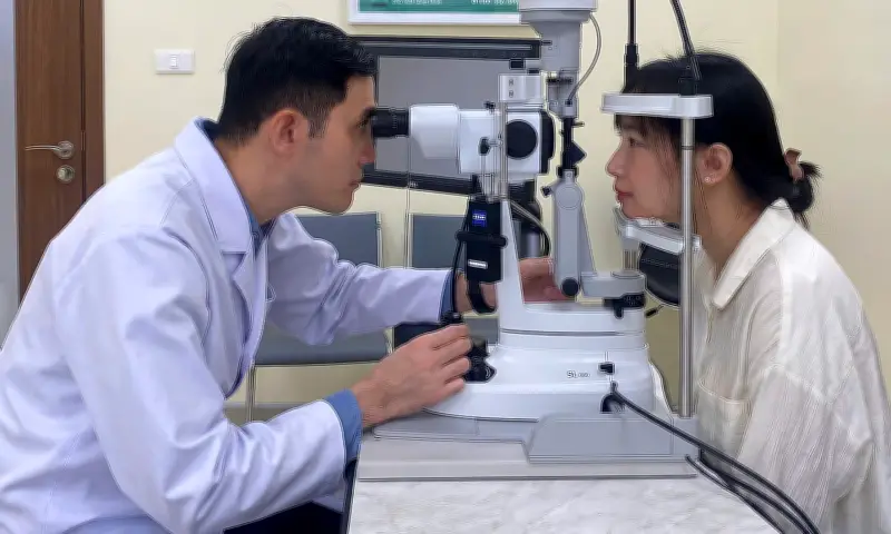 Mùa nồm ẩm: Kính mờ gây mỏi mắt, đau đầu và nguy cơ viêm nhiễm