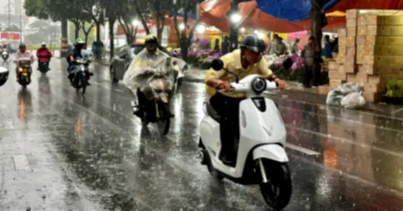 Mưa trái mùa tiếp tục trút xuống TP.HCM và Nam bộ, cảnh báo giông lốc mạnh