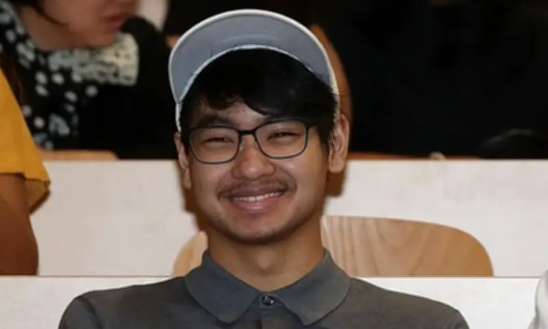 Maddox Jolie chính thức bỏ họ Pitt sau 10 năm bố mẹ ly hôn, trở thành cánh tay phải của Angelina Jolie