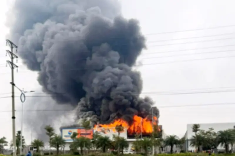 Hỏa hoạn dữ dội tại cụm công nghiệp Ninh Bình, nhà xưởng bốc cháy ngùn ngụt