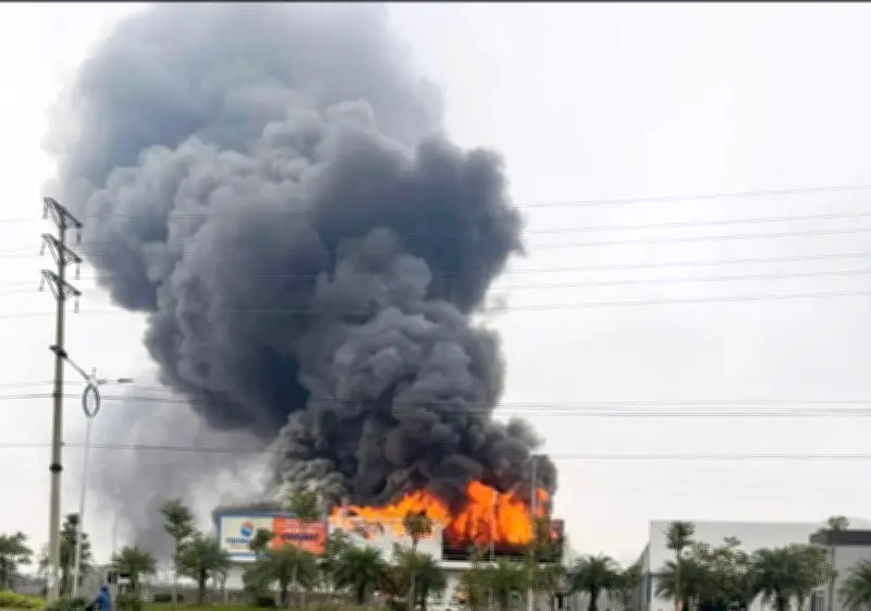 Cháy lớn tại nhà xưởng ở cụm công nghiệp Lê Hồ, thiệt hại nặng về tài sản