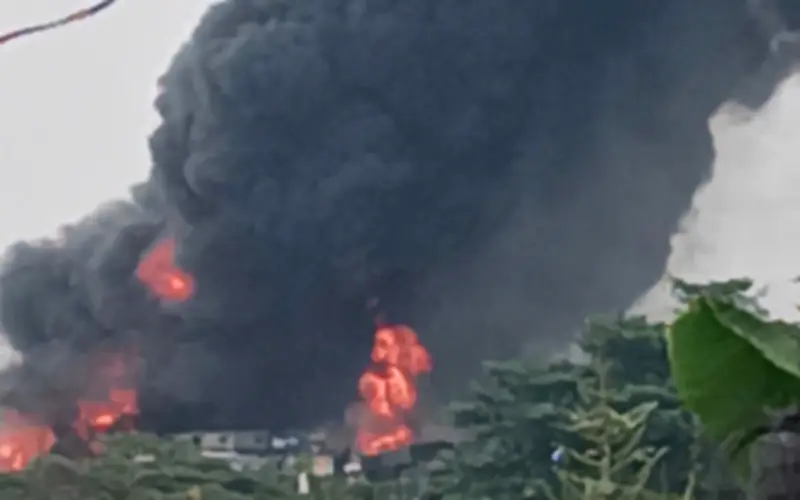 Cháy lớn tại kho phế liệu ở TP.HCM, khói đen cuồn cuộn bốc cao hàng chục mét