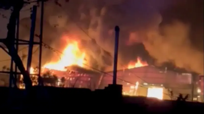 Cháy lớn thiêu rụi nhà xưởng sản xuất nhựa và xe máy điện tại Hưng Yên