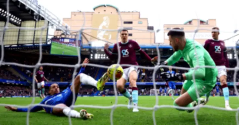 Man City rút ngắn khoảng cách với Arsenal xuống còn 2 điểm sau chiến thắng