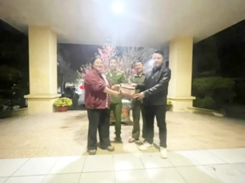 Nhặt được túi xách chứa 80 triệu đồng và vàng, người dân trả lại chủ nhân