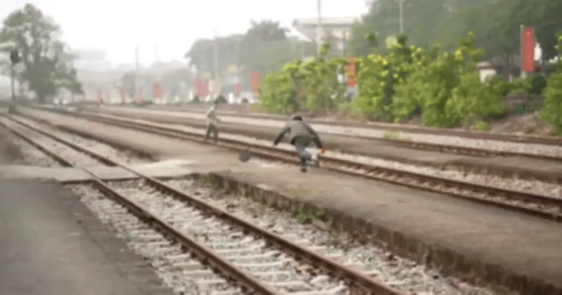 Người đàn ông suýt bị tàu hàng tông trúng khi băng qua đường ray ở ga Vĩnh Yên