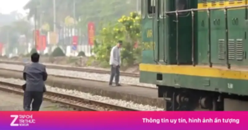Băng Qua Đường Ray Trước Mũi Tàu, Người Đàn Ông Thoát Nạn Trong Gang Tấc Tại Ga Vĩnh Yên