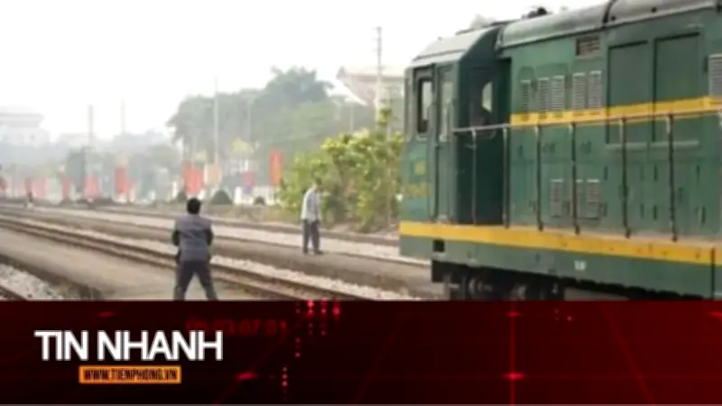 Người đàn ông thoát chết trong gang tấc khi băng qua đường tàu ở Hà Nội