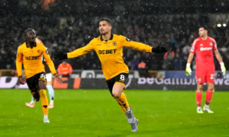 Man Utd có cơ hội vươn lên thứ ba Ngoại hạng Anh sau thất bại của Aston Villa