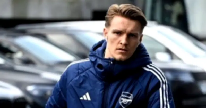 Martin Odegaard cân nhắc rời Arsenal, nhắm đến MU giống Van Persie