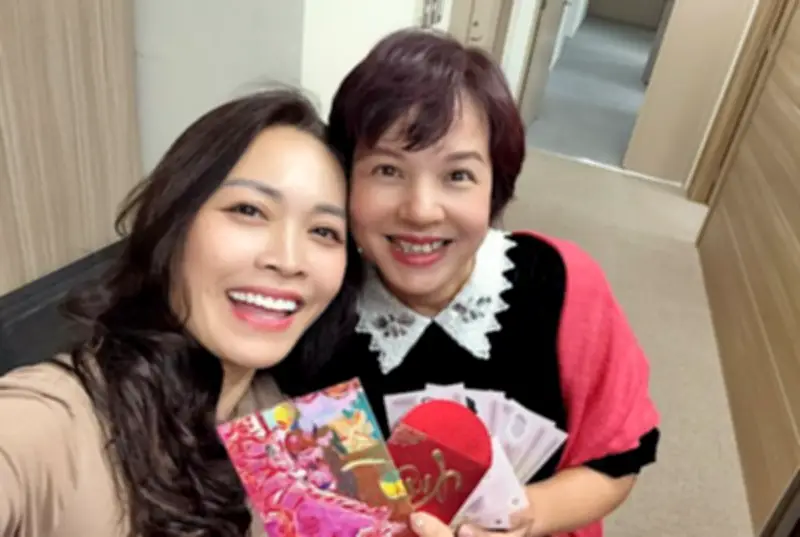 MC, BTV VTV rộn ràng khai xuân Bính Ngọ, lì xì dưa hấu đỏ và tiếng cười tít mắt