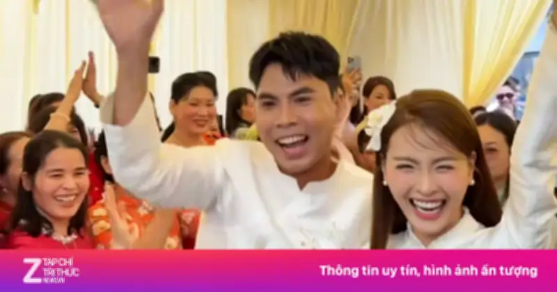 MC Huyền Trang và cầu thủ Đức Huy rạng rỡ trong lễ ăn hỏi đầy cảm xúc
