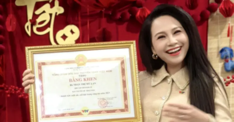 MC Mỹ Lan nhận bằng khen Tổng Giám đốc VTV đúng ngày vía Thần Tài