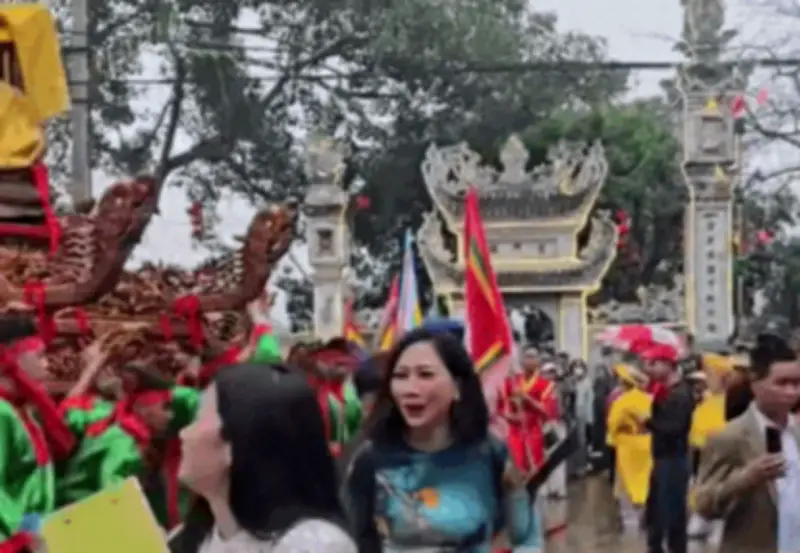 MC Mỹ Vân Suýt Gặp Tai Nạn Khi Đoàn Kiệu Bất Ngờ Lao Về Phía Cô Tại Lễ Hội Làng Ninh Sơn